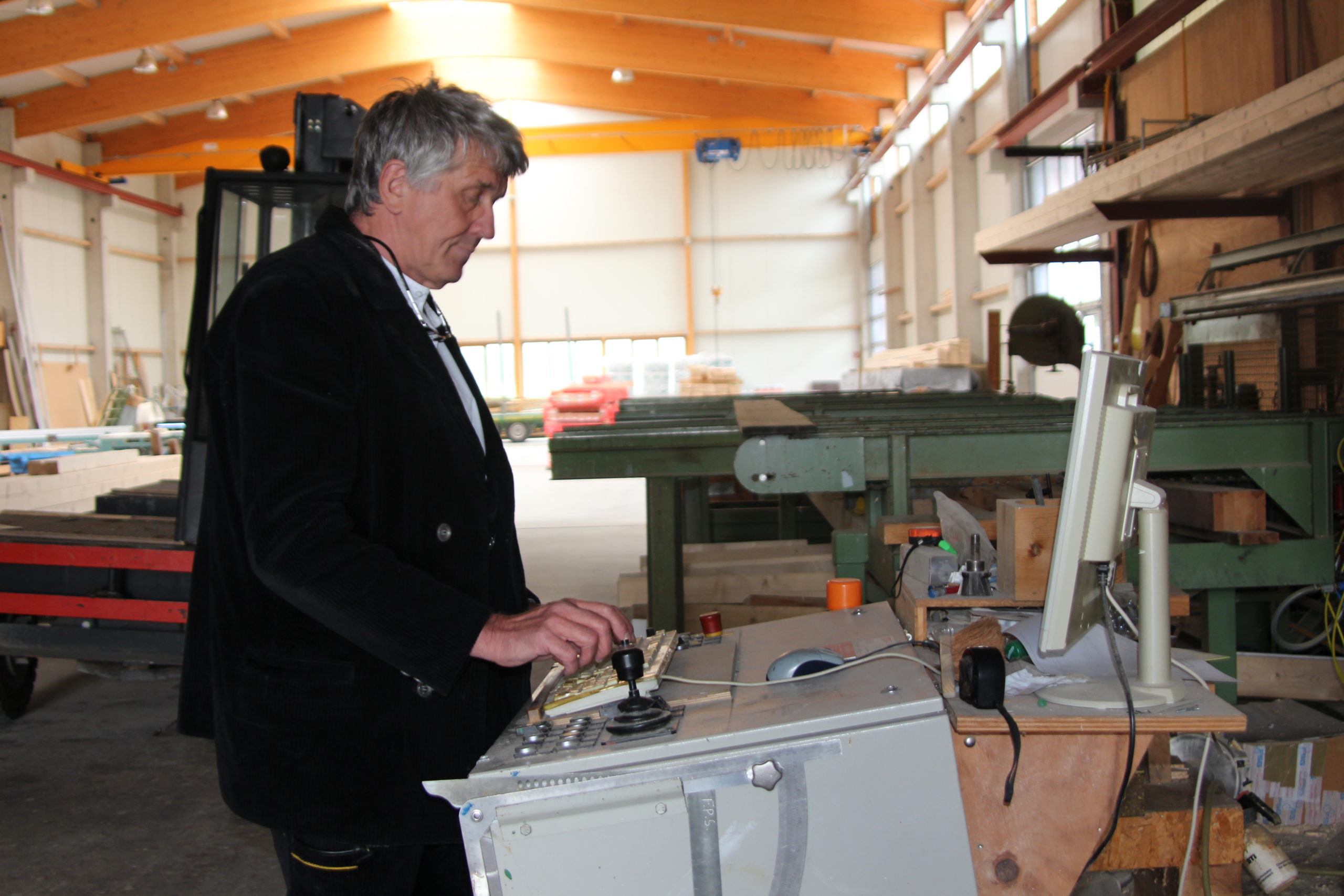Franz Schäpermeier an der CAD-Maschine. Hier werden mit modernster Technik individuell geplante Holzkonstruktionen oder ganze Häuser erstellt. 
