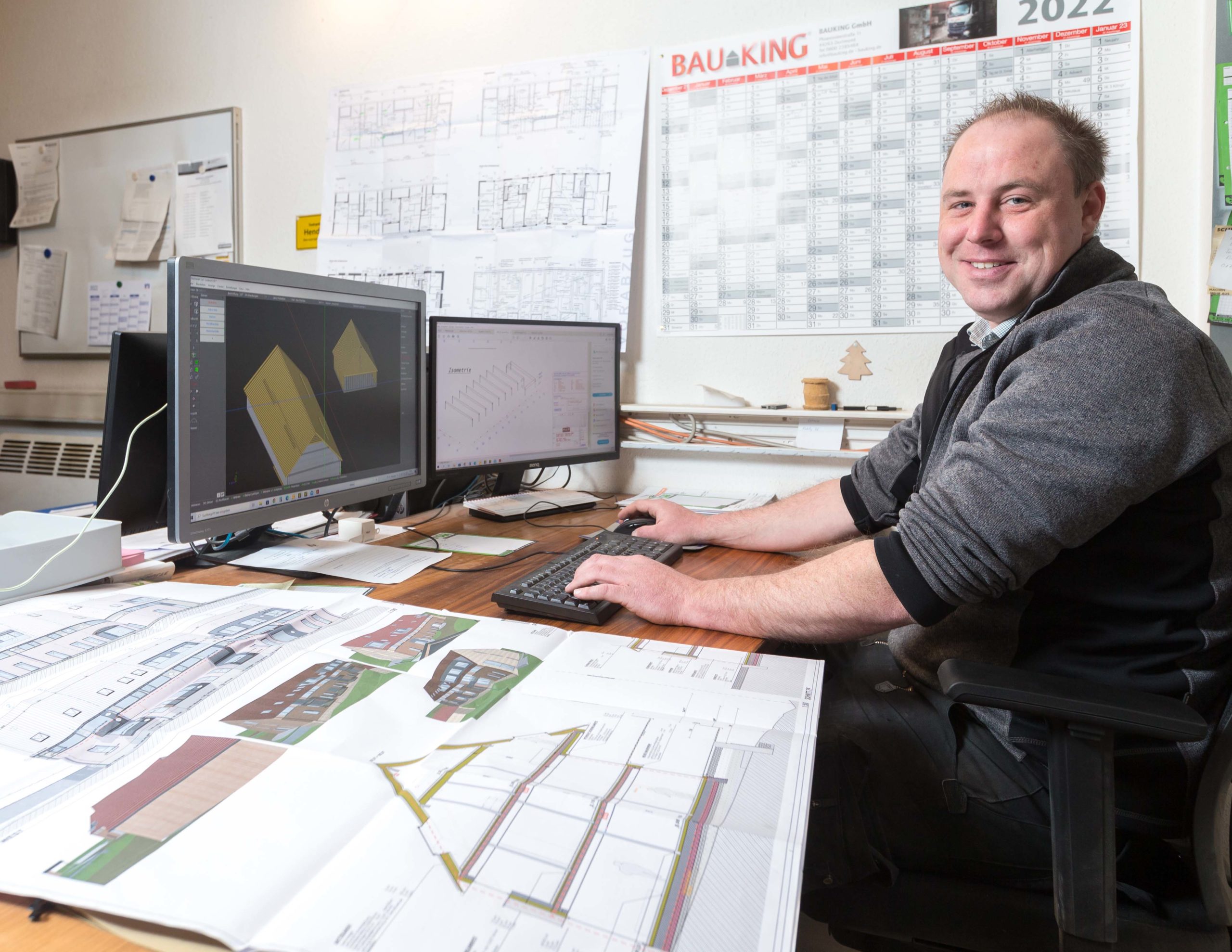 In seinem Büro zeichnet Zimmermeister und Inhaber Hendrik Kieseler mit einem CAD-Programm ein Mehrfamilienhaus in Westernkotten. 