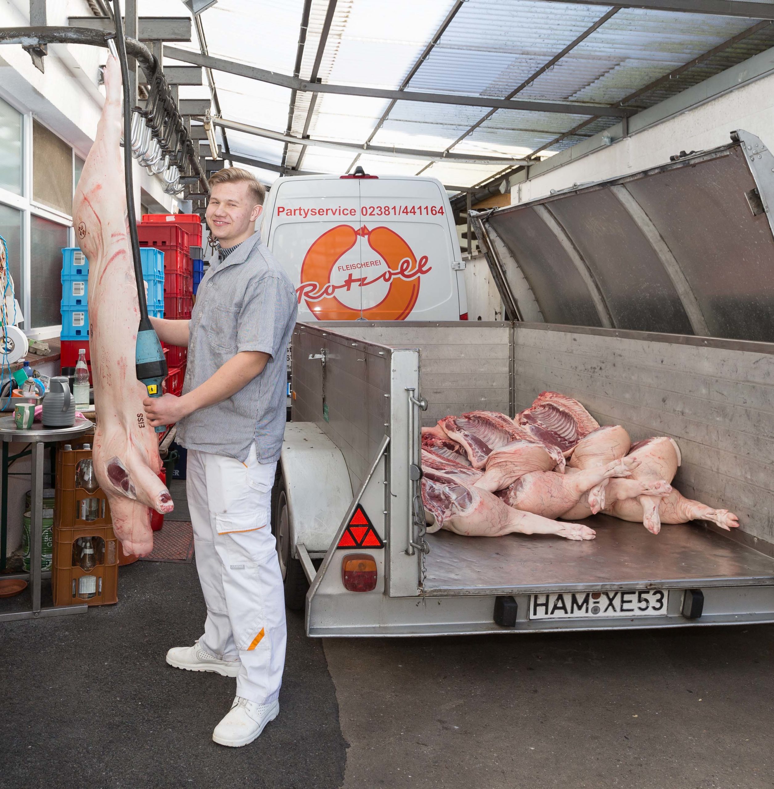 Schweinehälften werden in der Regel montags von einem Landwirt aus der Region abgeholt und direkt weiterverarbeitet. 