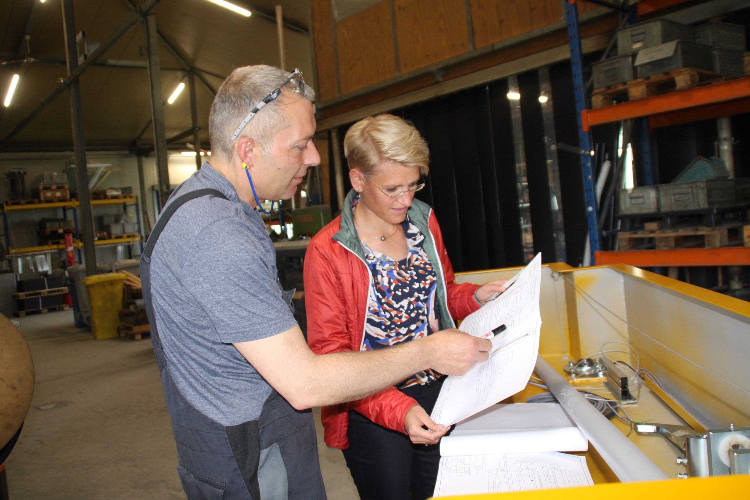 Anton Reger und seine Chefin Kira Schmidtmann schauen sich eine Montageplanung an.