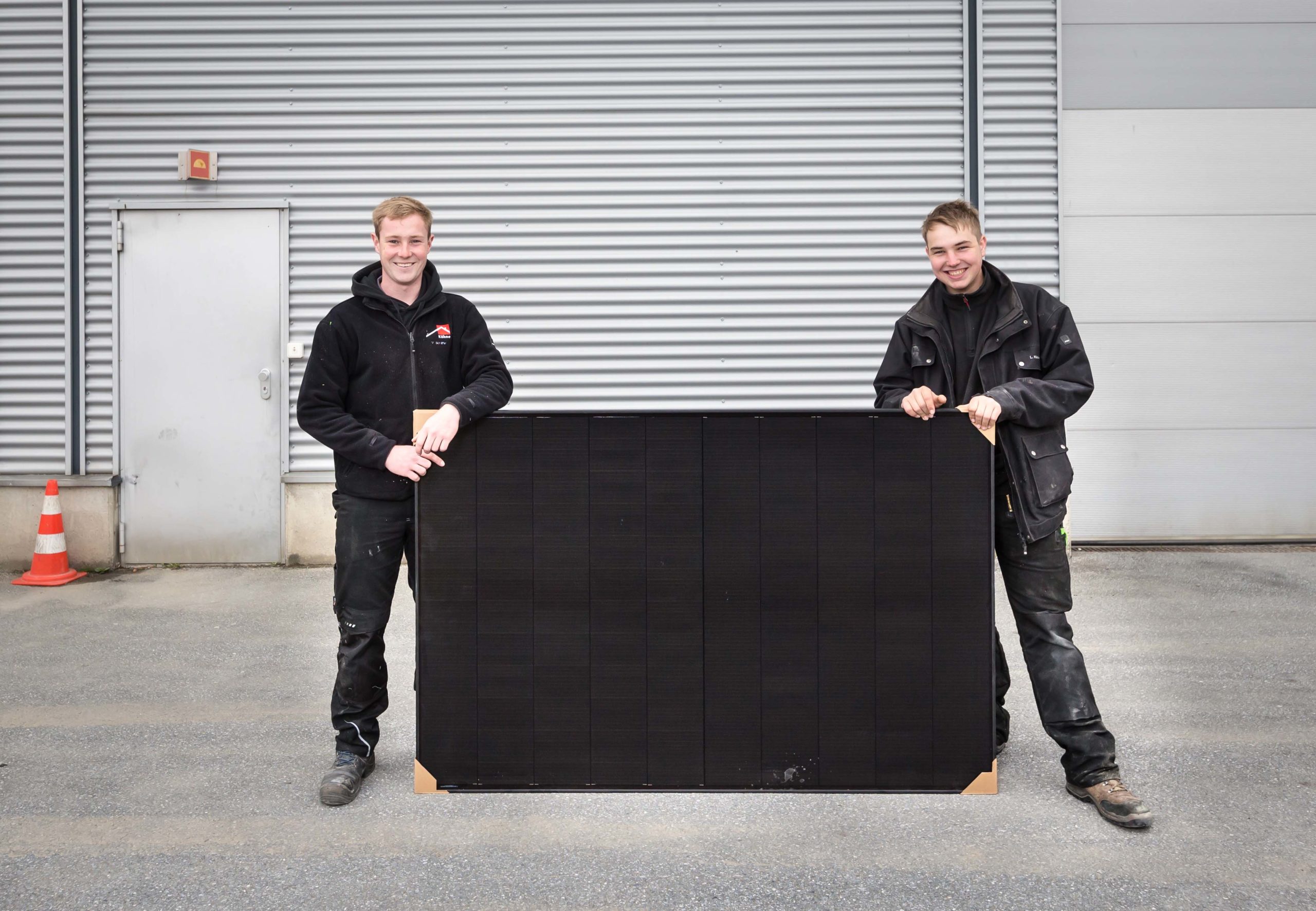 Auch das Aufbringen von Photovoltaikanlagen lernen Marius Schäfer (links) und Luca Kleber während ihrer Ausbildung bei Köhne Bedachungen.