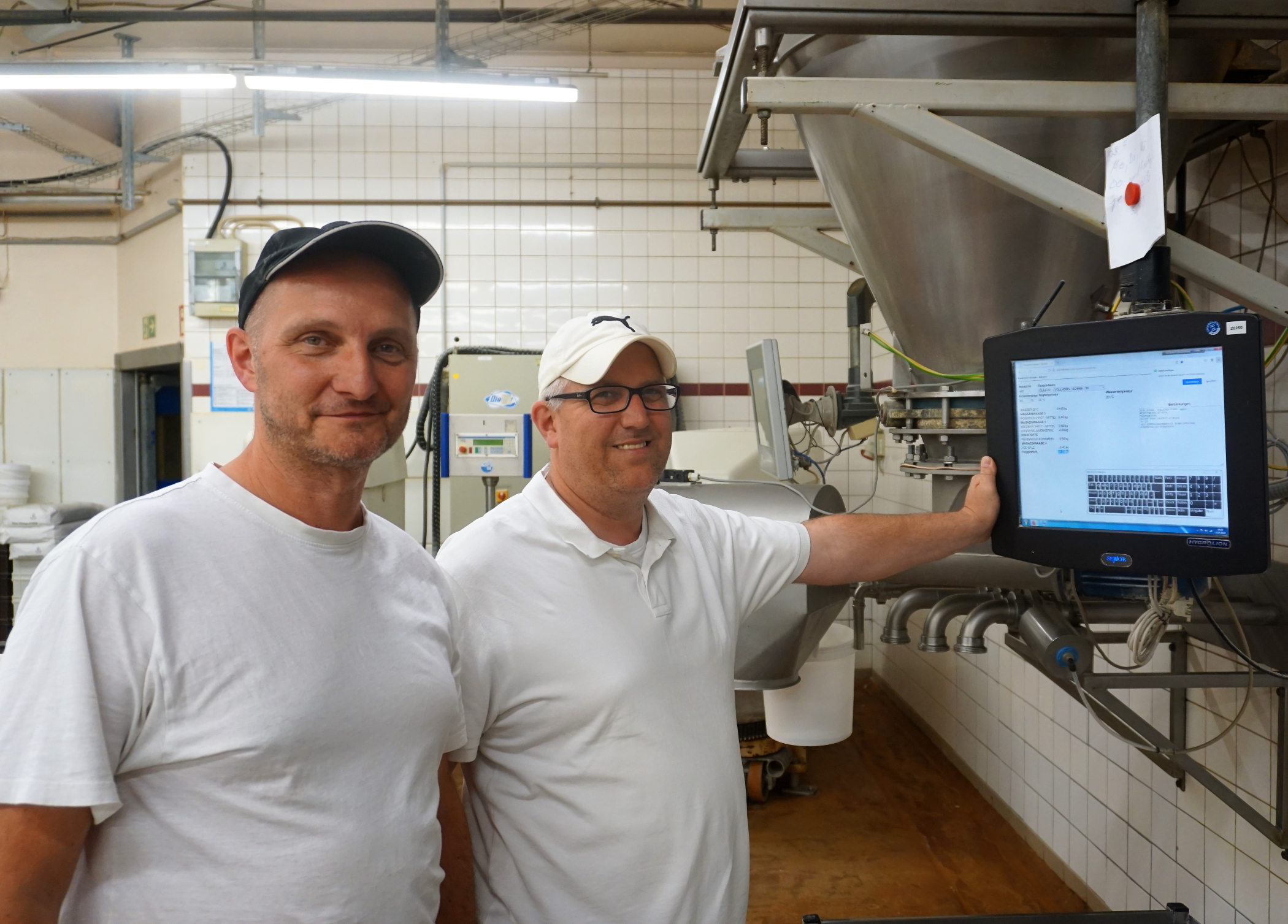 Gute Betreuung: Bäckermeister Oliver Derkmann (rechts) ist für seine Mitarbeiter immer  ansprechbar. 	
