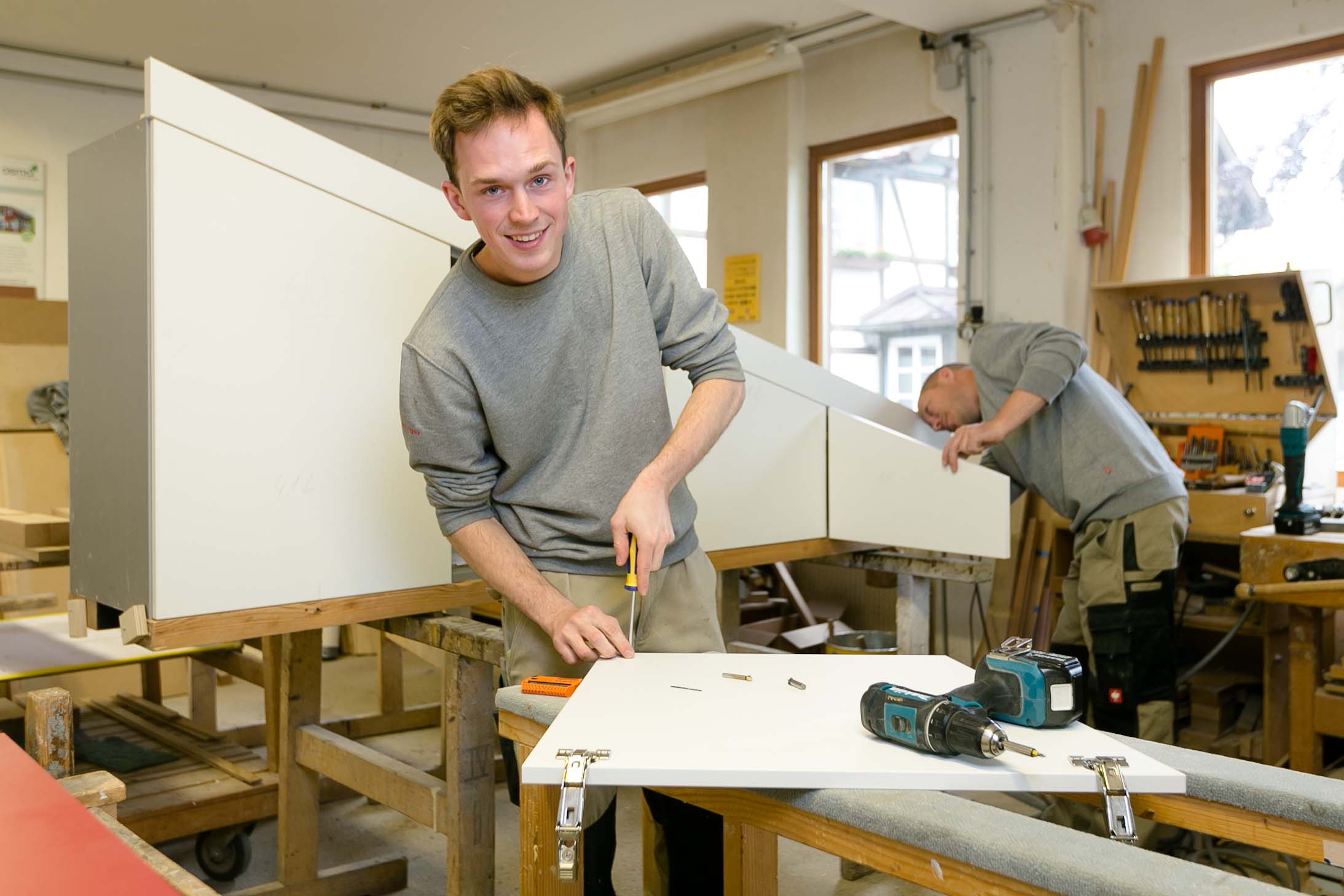 Henning Hilger (links) arbeitet gemeinsam mit Dietmar Baader, der schon seit über 25 Jahren bei der Tischlerei von Gregor Tuneke beschäftigt ist, an einem individuellen Einbauschrank.